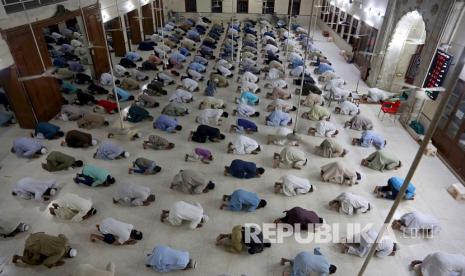 Seluruh Masjid di Pakistan Dipastikan Buka Selama Ramadhan. Foto: Sejumlah jamaah melaksanakan shalat dengan menerapkan jarak sosial untuk membantu menghindari penyebaran virus Corona di Karachi, Pakistan, Ahad (19/4). Perdana Menteri Pakistan Imran Khan menyetujui tuntutan para pemimpin agama dan setuju untuk menjaga masjid tetap terbuka selama bulan puasa Ramadhan. 