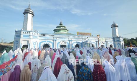 Sejumlah jamaah melaksanakan shalat Idul Fitri di pelataran Masjid Raya Ganting, Padang, Sumatra Barat, Kamis (13/5/2021). Pelaksanaan shalat Id di masjid cagar budaya itu digelar dengan menerapkan protokol kesehatan ketat sesuai dengan Surat Edaran Wali Kota Padang terkait penyelenggaraan shalat Idul Fitri di masa pandemi. Tata Cara Shalat Idul Fitri Lengkap dengan Niat Menurut Imam Syafii