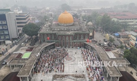 Sejumlah jamaah melaksanakan shalat Istisqa di Masjid Raya Nur Alam, Pekanbaru, Riau, Rabu (18/9). 