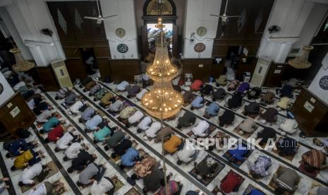 Sejumlah jamaah melaksanakan Shalat Jumat di Masjid Cut Meutia, Jakarta, Jumat (4/2/2022). Komisi Fatwa MUI mengimbau umat Islam untuk mengganti Shalat Jumat berjamaah di masjid dengan Shalat Zuhur di rumah masing-masing di tengah lonjakan kasus Covid-19 varian Omicron. 