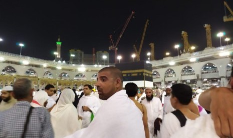 Sejumlah jamaah melaksanakan tawaf, mengelilingi Ka'bah sebagai bagian dari pelaksanaan ibadah umrah, Sabtu (3/8) dinihari waktu Arab Saudi. Menjelang puncak haji, jamaah memanfaatkan waktu luang untuk beribadah.