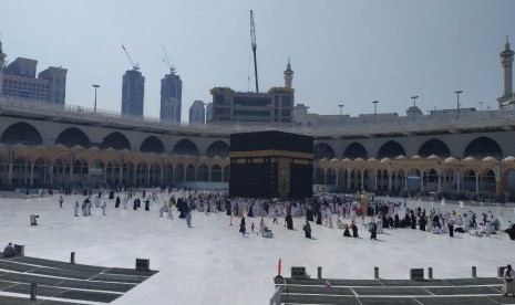 Keunikan Masjidil Haram Jelang Shalat Berjamaah. FOto: Sejumlah jamaah melaksanakan tawaf  di Masjidil Haram.