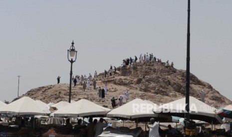 Sejumlah jamaah menaiki Jabal Ruma dekat dengan ke pemakaman Syuhada Uhud, sekitar lima kilo meter sebelah Utara kota Madinah, Ahad (13/8).  (Republika/Amin Madani)