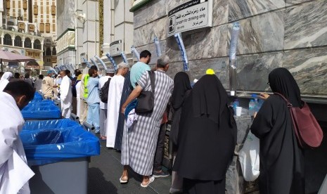 Sejumlah jamaah mengambil air zamzam di pelataran Masjidil Haram, Makkah,  Rabu (7/8).  Air zamzam itu digunakan untuk minum dan juga untuk menyiram atau disemprotkan ke wajah di saat cuaca panas. 