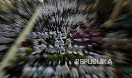 Sejumlah jamaah mengikuti Istigotsah Untuk Negeri di Mesjid Raya Bandung Provinsi Jawa Barat, Kota Bandung, Jumat (4/11)