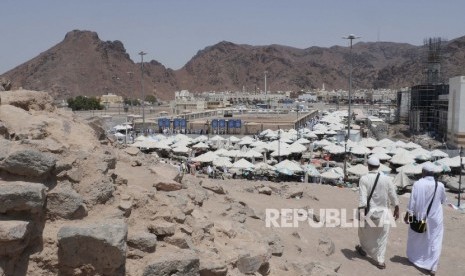 Sejumlah jamaah menuruni Jabal Rumat dengan latar belakang Jabal Uhud sekitar lima kilo meter sebelah Utara kota Madinah, Ahad (13/8). (Republika/ Amin Madani)