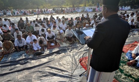   Sejumlah Jamaah Muslim Muhammadiyah melaksanakan Sholat Id di lapangan.