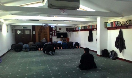 Sejumlah jamaah sedang menunaikan shalat fardhu di Masjid Abu Bakr Cambridge, Inggris. Muslim Cambridge Merasa tak Aman Sejak Masjid Dirusak