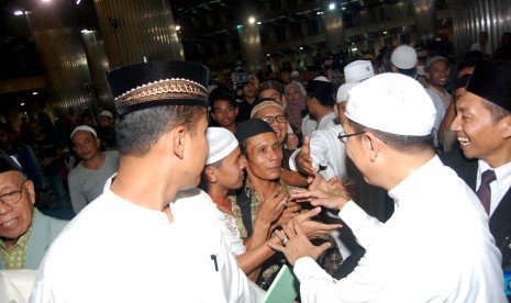 Sejumlah jamaah takbir nasional bersalaman dengan Menteri Agama, Lukman Hakim Saefudin di Masjid Istiqlal, Jakarta Pusat, Ahad (27/7).