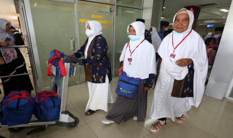 Sejumlah jamaah umrah dari Aceh tiba kembali di tanah air melalui Bandara Internasional Sultan Iskandar Muda, Aceh Besar, Aceh, Rabu (16/3/2022). Data Kementerian Agama menyebutkan sebanyak 27 ribu lebih orang dari 41 ribu lebih ja­maah umrah dari berbagai daerah di Indonesia telah kembali ke tanah air hingga pertengahan Maret 2022