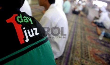 Sejumlah jamaah yang tergabung dalam komunitas One Day On eJuz (ODOJ) melakukan tilawah bersama dalam rangkaian Dzikir Nasional di Masjid Attin, Jakarta, Kamis ((31/12).  (Republika/Wihdan) 