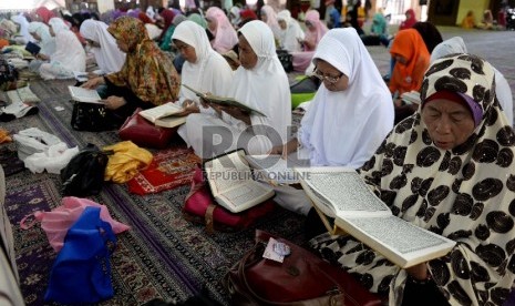 Sejumlah jamaah yang tergabung dalam komunitas One Day On eJuz (ODOJ) melakukan tilawah bersama dalam rangkaian Dzikir Nasional di Masjid At-Tin, Jakarta, Kamis ((31/12).  (Republika/Wihdan) 