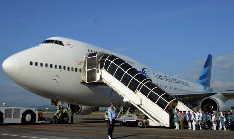 Sejumlah penumpang menaiki pesawat di Bandara Internasional Sultan Hasanuddin, Makassar, Sulawesi Selatan, Selasa (9/8). 