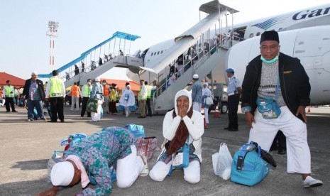 Sejumlah jamaah haji melakukan sujud syukur setibanya di Bandara Adi Sumarmo (Ilustrasi)