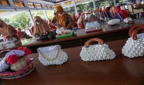 Sejumlah juri dari Dharma Wanita menilai lomba kerajinan tas dari limbah sedotan plastik di Kabupaten Batang, Jawa Tengah, Selasa (2/11/2021). Lomba produksi kerajinan tas menjadi barang bernilai jual yang diikuti unsur pelaksana Dharma Wanita Kabupaten Batang itu memanfaatkan limbah sedotan plastik dengan tujuan untuk mengurangi sampah plastik khususnya di Kabupaten Batang.