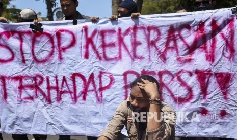 Sejumlah jurnalis dari media televisi, cetak dan televisi melakukan aksi teatrikal saat Aksi Tolak Kekerasan Terhadap Jurnalis dan Tolak Pengesahan RKUHP di depan Gedung DPRD Kota Cimahi, Kota Cimahi, Kamis (26/9). (ilustrasi)