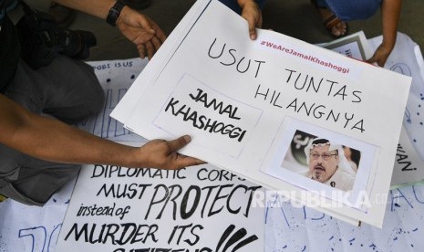 Sejumlah jurnalis melakukan aksi solidaritas bagi wartawan Arab Saudi Jamal Khashoggi di depan Kedutaan Besar Arab Saudi, Jakarta, Jumat (19/10/2018). 