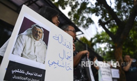 Sejumlah jurnalis melakukan aksi solidaritas bagi wartawan Arab Saudi Jamal Khashoggi di depan Kedutaan Besar Arab Saudi, Jakarta, Jumat (19/10/2018).