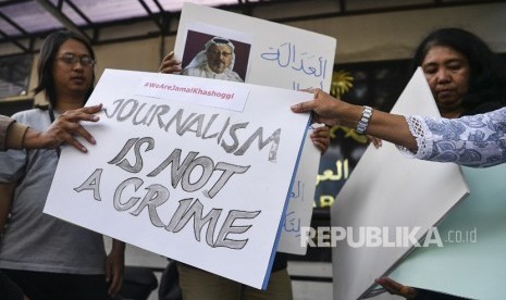 Sejumlah jurnalis melakukan aksi solidaritas bagi wartawan Arab Saudi Jamal Khashoggi di depan Kedutaan Besar Arab Saudi, Jakarta, Jumat (19/10/2018).