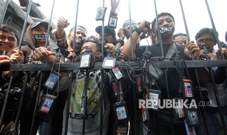 Sejumlah jurnalis melakukan aksi solidaritas menolak kekerasan terhadap wartawan di depan kantor Mapolresta Bogor Kota, Bogor, Jawa Barat, Sabtu (2/6).