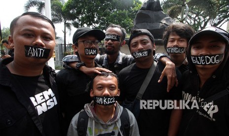 Sejumlah jurnalis melakukan aksi solidaritas menolak kekerasan terhadap wartawan di depan kantor Mapolresta Bogor Kota, Bogor, Jawa Barat, Sabtu (2/6).