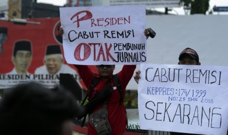 Sejumlah jurnalis membentangkan poster dan spanduk saat aksi damai di Tugu Adi Pura Bandar Lampung, Lampung, Sabtu (26/1/2019). 