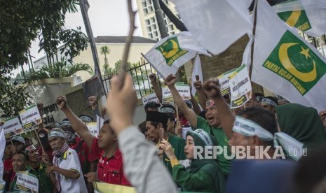 Sejumlah kader dan simpatisan Partai Bulan Bintang (PBB) melakukan aksi bela PBB di depan kantor Komisi Pemilihan Umum (KPU) Pusat, Jakarta, Kamis (1/3).