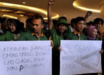 Sejumlah kader dan simpatisan Partai Persatuan Pembangunan (PPP) berunjuk rasa di lokasi Muktamar VII PPP di Hotel Panghegar, Bandung, Jawa Barat, Senin (4/7). 