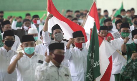 Sejumlah kader Nahdlatul Ulama (NU) mengikuti apel kesetiaan terhadap Negara Kesatuan Republik Indonesia (NKRI) di Gurah, Kediri, Jawa Timur.