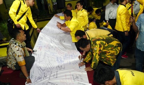 Sejumlah kader Partai Golkar membubuhkan tanda tangan dukungan untuk Ketua DPD Partai Golkar Jabar Dedi Mulyadi saat menggelar aksi di kantor DPD Golkar Jabar di Bandung, Jawa Barat, Selasa (26/9).