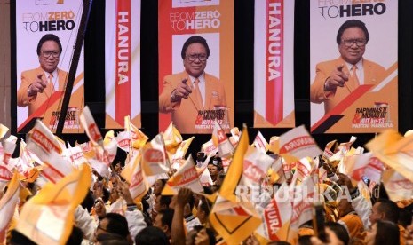 Sejumlah kader Partai Hati Nurani Rakyat (Hanura) mengibarkan bendera dalam musyawarah nasional (Munas) Hanura di Jakarta, Selasa (17/12/2019) malam. Dalam Munas yang beragendakan pemilihan ketua umum itu Oesman menjadi kandidat tunggal untuk periode 2019-2024. 