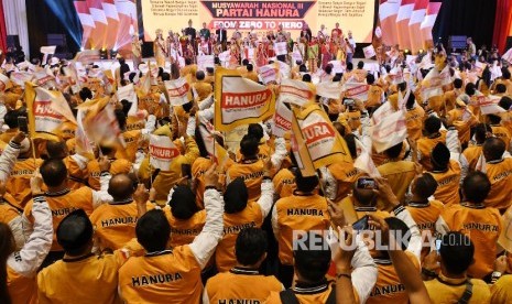 Sejumlah kader Partai Hati Nurani Rakyat (Hanura) mengibarkan bendera dalam musyawarah nasional (Munas) Hanura di Jakarta, Selasa (17/12/2019) malam.