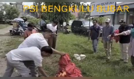 Sejumlah kader PSI Provinsi Bengkulu menggelar aksi bakar kartu tanda anggota dan atribut partai buntut kekecewaan terhadap DPP partai.