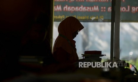 Sejumlah Kafilah mengikuti semi final lomba Musabaqah menulis makalah ilmiah Al Quran dalam rangkaian MTQ Nasional ke XXVI yang diadakan di Gedung Irigasi PU Kota Mataram, Nusa Tenggara Barat, Selasa (2/8).