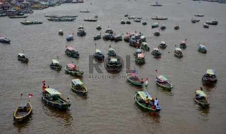 Sejumlah kapal berlayar di atas Sungai Musi, Palembang, Sumsel.