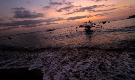 Sejumlah kapal bersandar di Pantai Senggigi, Lombok Barat, NTB.