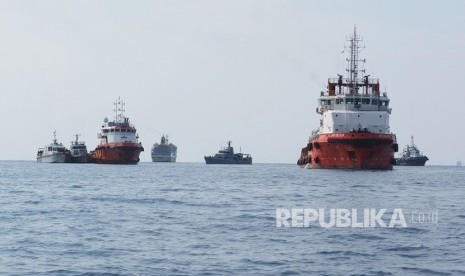 Sejumlah kapal dari tim gabungan TNI dan SAR melakukan pencarian pesawat Lion Air JT 610 di perairan Karawang, Jawa Barat, Senin (29/10/2018). 