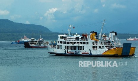 Sejumlah kapal Ferry berlayar di Selat Bali terlihat dari Pelabuhan Ketapang, Banyuwangi, Jawa Timur. (ilustrasi)