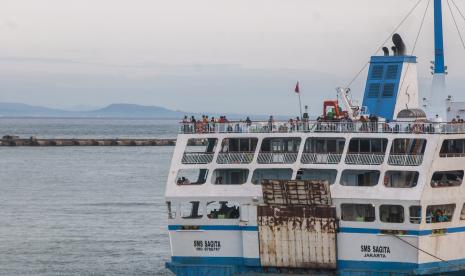 Sejumlah kapal Ferry yang hendak berlabuh berada di kawasan Pelabuhan Merak, Kota Cilegon, Banten (ilustrasi). 