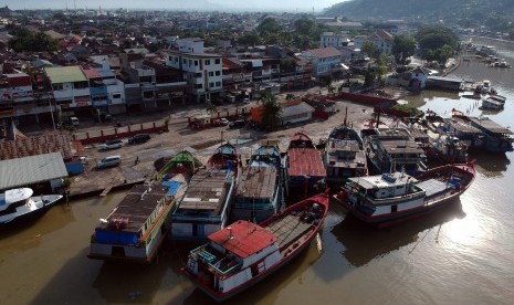 Sejumlah kapal kayu ditambatkan di pelabuhan Muaro, Padang, Sumatera Barat, Rabu (10/10). Badan Pusat Statistik (BPS) merilis, angka pertumbuhan Sumbar di kuartal III-2018 sebesar 5,24 persen.