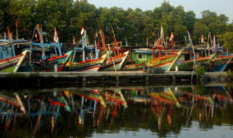 Sejumlah kapal kecil sandar di Muara Anyar, Tegal, Jawa Tengah, Senin (5/9/2022). Pascanaiknya harga BBM jenis solar, Himpunan Nelayan Seluruh Indonesia (HNSI) Jawa Tengah dan ratusan nelayan kapal kecil di daerah tersebut mengharapkan penyesuaian harga ikan berkisar 30 persen dari harga sebelum kenaikan BBM. 