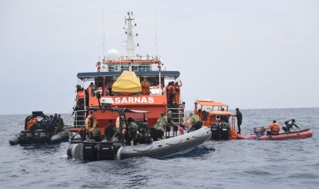 Joint team of search and rescue try to find victims and debris of Lion Air flight JT 610 aircraft at Tanjung Pakis waters, Karawang, West Java, Tuesday (Oct 30).