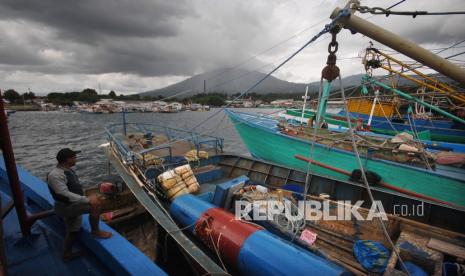  Kembangkan Pelabuhan Bitung, OD Gandeng PT Inerco dan Rotterdam Port. Foto:  Sejumlah kapal nelayan bersandar di dermaga Pelabuhan Perikanan Aertembaga, Bitung, Sulawesi Utara, Senin (1/2/2021). 