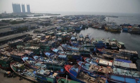 Sejumlah kapal nelayan bersandar di Pelabuhan Perikanan Muara Baru, Jakarta, Jumat (5/9).(Republika/Prayogi)