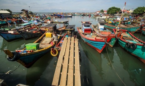 Sejumlah kapal nelayan parkir di Tempat Pendaratan Ikan (TPI) Pusong pada hari pantangan melaut di Lhokseumawe, Aceh, Jumat (21/6/2019). 