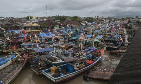 Sejumlah kapal nelayan yang bersandar saat tidak melaut di Teluk Labuan, Pandeglang, Banten, Ahad (6/2/2022). Menurut nelayan setempat sudah seminggu terakhir ini tidak melaut di perairan Selat Sunda akibat adanya aktivitas erupsi Gunung Anak Krakatau (GAK) serta cuaca buruk sehingga khawatir terjadi hal-hal yang tidak diinginkan