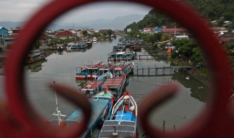 Sejumlah kapal nelayan yang tidak melaut bersandar di Muaro Padang, Sumbar, Kamis (9/2). Pemerintah daerah akan menjadikan kawasan muara Sungai Batang Arau sebagai pusat tujuan wisata terintegrasi.