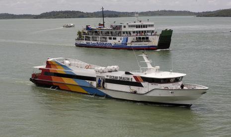 Sejumlah kapal penumpang antarkepulauan melintas di kawasan perairan Pelabuhan Telaga Punggur, Batam, Kepulauan Riau (Kepri), Sabtu (10/9/2022). Badan Kerja Sama Provinsi Kepulauan berharap pemerintah dan DPR segera membahas RUU Daerah Kepulauan.