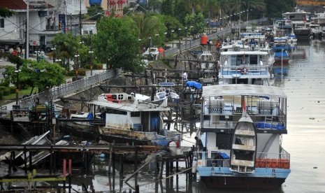 Kunjungan Wisman Turun: Sejumlah kapal pesiar surfing Mentawai berada di dermaga Batang Arau, Padang, Sumatera Barat, Selasa (5/3/2019).