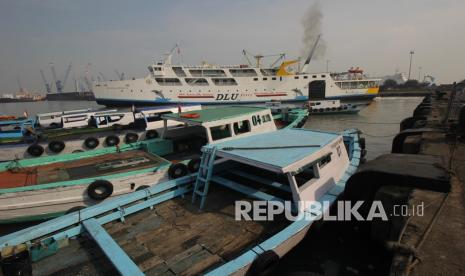 Sejumlah kapal sandar di Dermaga Jamrud Selatan, Pelabuhan Tanjung Perak, Surabaya, Jawa Timur, Jumat (7/5). Badan Pusat Statistik (BPS) Jawa Timur mencatat, nilai ekspor Jatim pda April 2021 mengalami penurunam sebesar 3,16 persen dibandingkan bulan sebelumnya. 